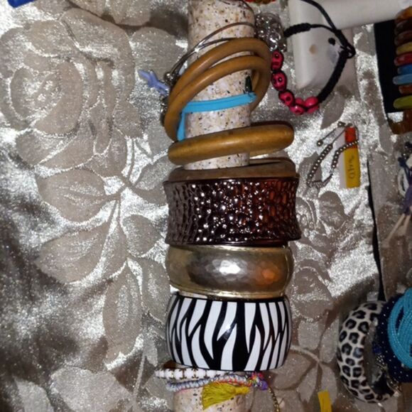 3 Randomized bracelets - Picture 2 of 2